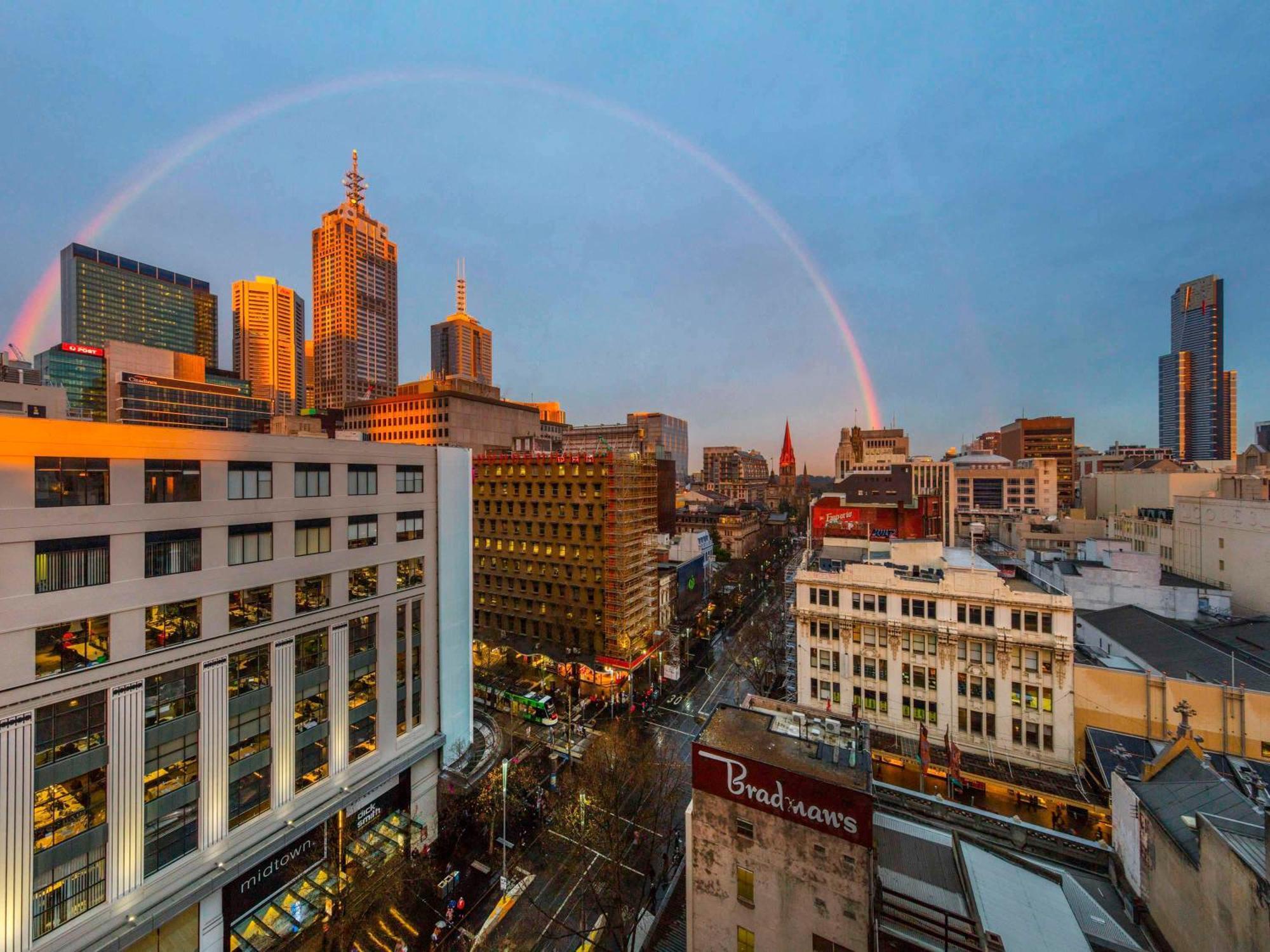 Pullman Melbourne City Centre Ngoại thất bức ảnh A double rainbow over Melbourne, Australia
