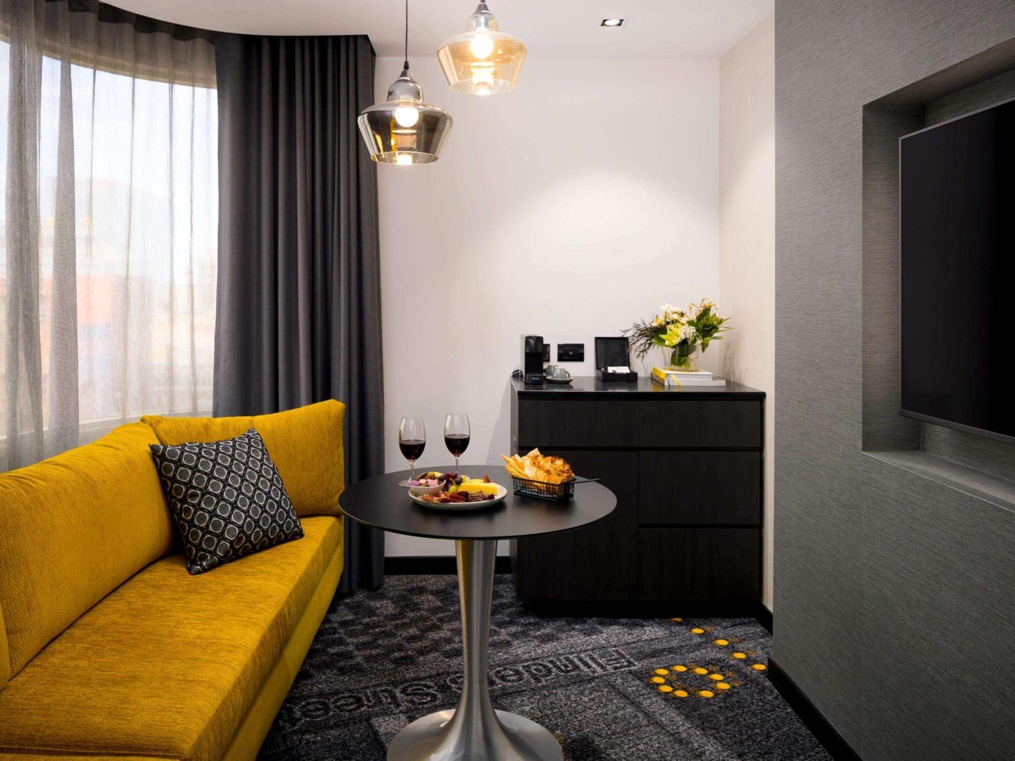 Pullman Melbourne City Centre Ngoại thất bức ảnh A suite at the hotel